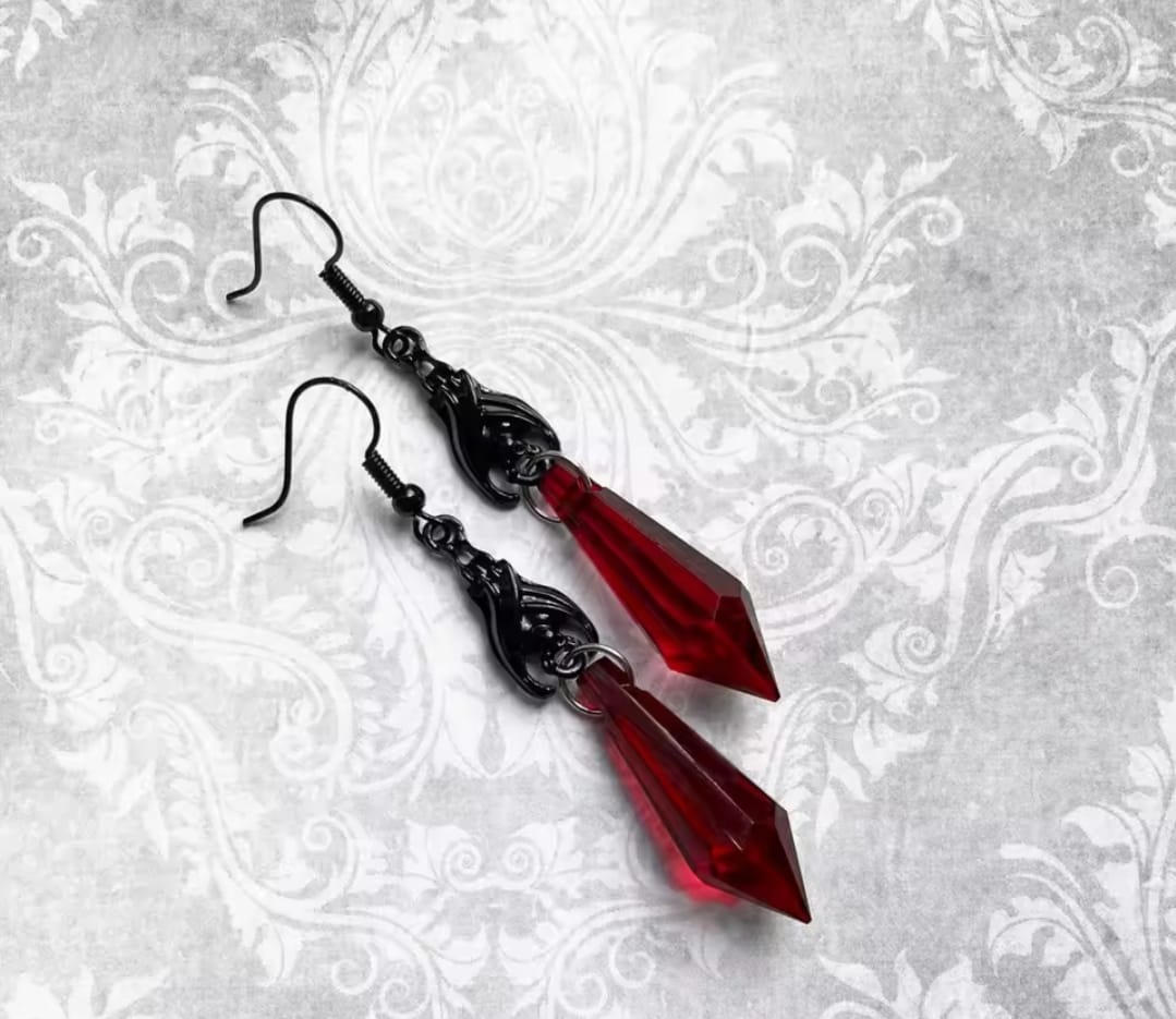 Aretes góticos con murciélagos y piedra roja