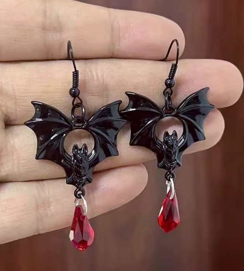 Aretes murciélago con cristal rojo